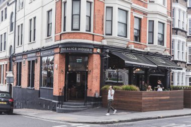 Londra / İngiltere - 30 / 07 / 18: West Hampstead 'de West End Lane' de bir mahalle barı ve restoranı olan Alice House restoranının terasında oturan insanlar