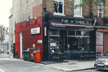 London / UK-30 / 7 / 18: Fairhazel Gardens Caddesi 'ndeki Arches şarap barı. Şarap barı, şarap satmaya odaklanan bir taverna işidir. Tipik bir özellik, bardakla sunulan geniş bir şarap çeşididir.