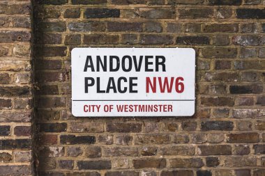 London / UK-30 / 07 / 18: Andover Place sokak tabelası, St John 's Wood, Westminster. Andover kasabasının ismini İngiltere 'nin Hampshire ilçesindeki Anton Nehri' ndeki