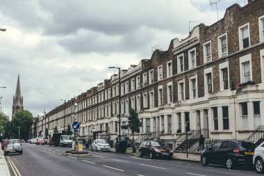 Londra / UK-30 / 07 / 18: bir dizi tipik İngiliz Gürcü teras evleri. Teras evi, Avrupa kökenli bir orta yoğunluklu konut türüdür ve bu sayede birbirine bağlı konutlar yan duvarları paylaşır.