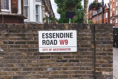 Londra / UK-30 / 07 / 18 Essendine Yolu isim işareti, Maida Vale. Geniş ağaçlarla kaplı caddeleri, büyük ortak bahçeleri ve Viktorya dönemi ve Edwardian döneminden kalma kırmızı tuğlalı köşkleri ile ünlüdür.