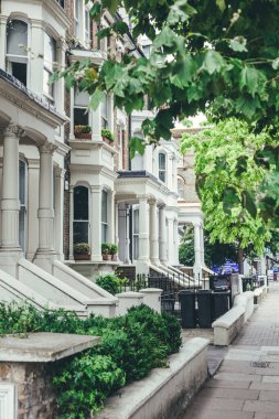 Londra / İngiltere-30 / 7 / 18: Elgin Bulvarı 'ndaki Edwardian mimari teras evleri. Teras evi, bir dizi bağlı konutun yan duvarlarını paylaştığı Avrupa kökenli bir orta yoğunluklu konut türüdür.