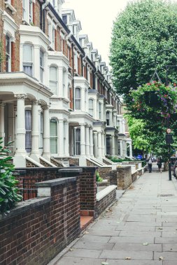 Londra / İngiltere-30 / 7 / 18: Elgin Bulvarı 'ndaki Edwardian mimari teras evleri. Teras evi, bir dizi bağlı konutun yan duvarlarını paylaştığı Avrupa kökenli bir orta yoğunluklu konut türüdür.