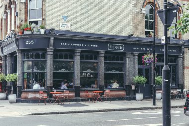 Londra / UK-30 / 7 / 18: Maida Vale 'deki Elgin Bulvarı' ndaki Elgin Restoranı. Maida Vale, Westminster şehrinin bir parçası olan zengin bir yerleşim bölgesidir.