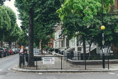Londra / UK-30 / 7 / 18: Randolph Caddesi 'ndeki Edwardian mimari teras evleri. Teras evi, Avrupa kökenli bir yoğunluklu konut türüdür ve birbirine bağlı konutlar yan duvarları paylaşır.