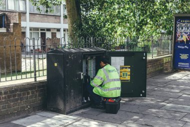 Londra / UK-30 / 7 / 18: Bir caddedeki Openreach mühendis bakım telekomünikasyon standı. Openreach, İngiltere 'deki telekomünikasyon ağıyla bağlantısını sürdüren bir BT Grubu bölümüdür.