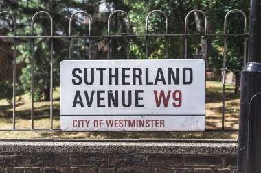 London / UK-30 / 07 / 18: Sutherland Avenue isim tabelası, Westminster, Londra, İngiltere
