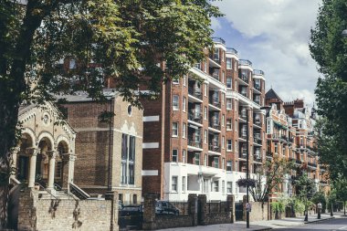 Londra / UK-30 / 7 / 18: Abbey Road Baptist Kilisesi, Westminster City, St John 's Wood' daki Abbey Road 'daki büyük Viktorya döneminden kalma malikane dairelerinin yanında yer alıyor.