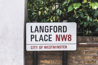Londra / UK-30 / 07 / 18: Langford Place sokak adı tabelası, St John 's Wood, Westminster Şehri, Londra, İngiltere