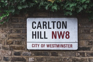 London / UK-30 / 07 / 18: Carlton Hill sokak adı tabelası, St John 's Wood, Westminster Şehri, Londra, İngiltere