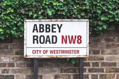 London / UK-30 / 07 / 18: Abbey Road tabelası, Westminster, Londra. Bu yol en çok Abbey Road Stüdyoları ve Beatles 'ın 1969 yılındaki albümünün adaşı olmasıyla bilinir.