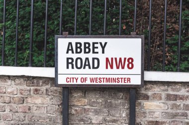 London / UK-30 / 07 / 18: Abbey Road tabelası, Westminster, Londra. Bu yol en çok Abbey Road Stüdyoları ve Beatles 'ın 1969 yılındaki albümünün adaşı olmasıyla bilinir.