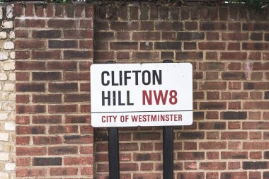 London / UK-30 / 07 / 18: Clifton Hill sokak isim levhası, St John 's Wood, Westminster, Londra, İngiltere