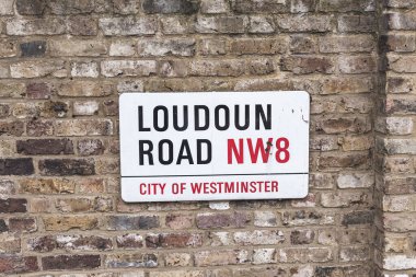Londra / İngiltere-30 / 07 / 18: Loudoun Yolu isim levhası, St John 's Wood, Westminster Şehri, Londra, İngiltere