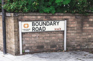 London / UK-30 / 07 / 18: Boundary Road tabelası, Londra Camden Borough, İngiltere