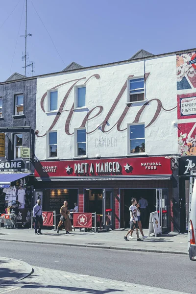 Londyn Ludzie Przechodzący Obok Kawiarni Pret Manger Camden High Street — Zdjęcie stockowe