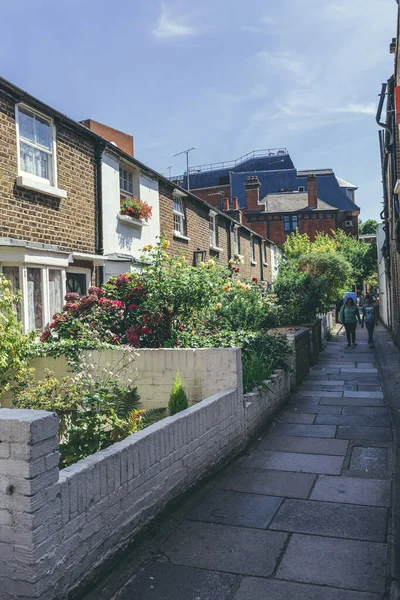 Londres Reino Unido Casal Caminhando Uma Passagem Estreita Entre Casas — Fotografia de Stock