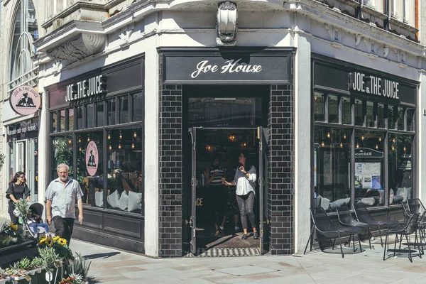 London Nők Kisétálnak Joe Juice Kávézóból Gyümölcslé Bárból Richmond Utcai — Stock Fotó