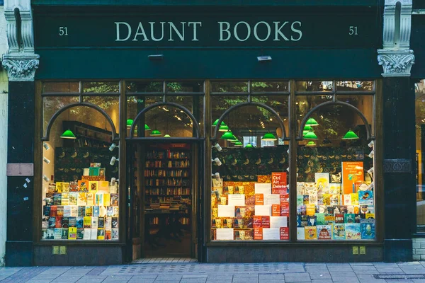 Londra / UK-1 / 08 / 18: Hampstead Daunt Books şubesi. Daunt Books, Londra 'da James Daunt tarafından kurulan bir kitapçı zinciri. Geleneksel olarak seyahat kitapları uzmanıdır.