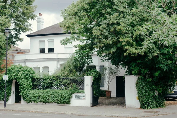 London White Pained Stucco Terraced Townhouse Goldhurst Terrace Гемпстеді Гемпстед — стокове фото