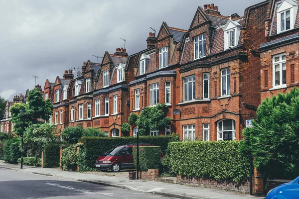 Londra / UK-30 / 07 / 18: tipik İngiliz Viktorya dönemi teras evleri. Teras evi, Avrupa kökenli bir orta yoğunluklu konut türüdür ve bu sayede birbirine bağlı konutlar yan duvarları paylaşır.