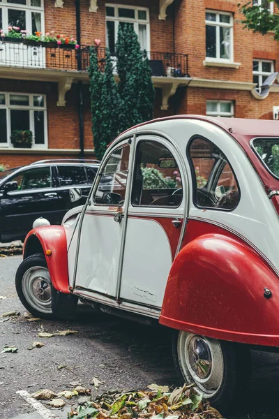 London White Red 1989 Citroen 2Cv Charleston Colours Shapes Parked — Stock Photo, Image