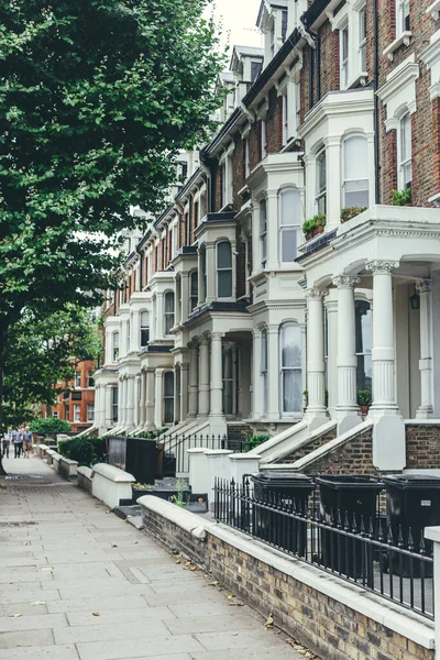 Londra / İngiltere-30 / 7 / 18: Elgin Bulvarı 'ndaki Edwardian mimari teras evleri. Teras evi, bir dizi bağlı konutun yan duvarlarını paylaştığı Avrupa kökenli bir orta yoğunluklu konut türüdür.