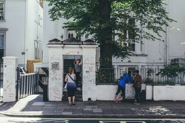 London Touristen Schreiben Graffiti Die Wand Des Abbey Road Shop — Stockfoto