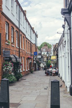 Londra / UK- 30 / 07 / 19: Londra bölgesindeki en pahalı konutlardan bazılarına sahip olan Hampstead 'deki Perrin' s Court 'taki Mani' s Cafe 'nin hemen dışında oturan insanlar