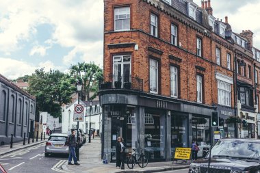 Londra / UK- 30 / 07 / 19: Hampstead Heath Caddesi 'ndeki Barget Kitchens tasarım galerisinin önünden geçen insanlar