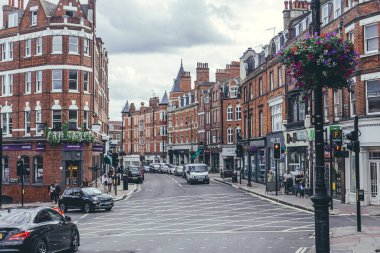 Londra / UK- 30 / 07 / 19: Londra 'nın en çok arzu edilen mahallelerinden biri olan Hampstead High Street' teki kavşağından görüldüğü üzere Heath Caddesi 'ndeki büyük Edwardian konak blokları