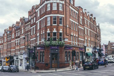 Londra / UK- 30 / 07 / 19: Londra 'nın en çok arzu edilen mahallelerinden biri olan Hampstead' deki Heath Street ve Hampstead High Street 'in köşesindeki büyük Edwardian konak blokları