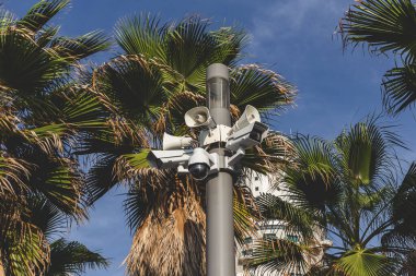 İsrail, Tel Aviv 'deki bir direğin tepesindeki güvenlik kameraları. Video izleme, kullanımıyla bireylerin mahremiyet hakkı arasında halkın içinde bile denge sağlanması konusunda önemli tartışmalara yol açtı.