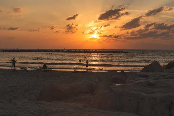 風光明媚な夕日のテルアビブビーチの人々のシルエット — ストック写真