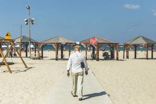Взрослый Мужчина Плоской Кепке Белой Рубашке Брюках Идущий Пляжу Тель — стоковое фото