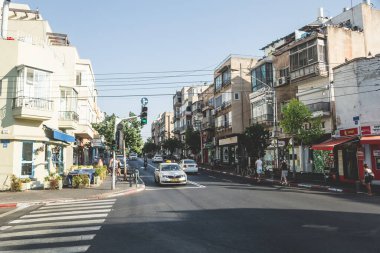 Tel Aviv / İsrail-12 / 10 / 18: 181 Hayarkon Caddesi 'ndeki iskan binasının ön cephesi, tımarhane olarak bilinir, Spiegel Park' ta görülen Tel Aviv setine bakıyor.