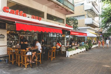 Tel Aviv / İsrail-12 / 10 / 18: 181 Hayarkon Caddesi 'ndeki iskan binasının ön cephesi, tımarhane olarak bilinir, Spiegel Park' ta görülen Tel Aviv setine bakıyor.