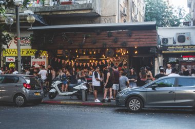 Tel Aviv / İsrail-12 / 10 / 18: 181 Hayarkon Caddesi 'ndeki iskan binasının ön cephesi, tımarhane olarak bilinir, Spiegel Park' ta görülen Tel Aviv setine bakıyor.