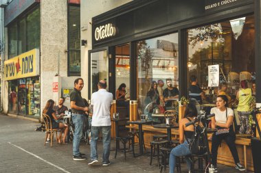 Tel Aviv / İsrail-12 / 10 / 18: 181 Hayarkon Caddesi 'ndeki iskan binasının ön cephesi, tımarhane olarak bilinir, Spiegel Park' ta görülen Tel Aviv setine bakıyor.
