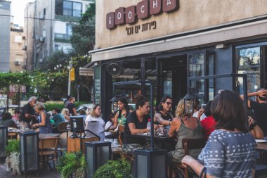 Tel Aviv / İsrail-12 / 10 / 18: 181 Hayarkon Caddesi 'ndeki iskan binasının ön cephesi, tımarhane olarak bilinir, Spiegel Park' ta görülen Tel Aviv setine bakıyor.