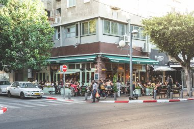 Tel Aviv / İsrail-12 / 10 / 18: 181 Hayarkon Caddesi 'ndeki iskan binasının ön cephesi, tımarhane olarak bilinir, Spiegel Park' ta görülen Tel Aviv setine bakıyor.