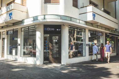 Tel Aviv / İsrail-12 / 10 / 18: 181 Hayarkon Caddesi 'ndeki iskan binasının ön cephesi, tımarhane olarak bilinir, Spiegel Park' ta görülen Tel Aviv setine bakıyor.