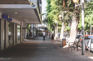 Tel Aviv / İsrail-13 / 10 / 18: Tel Aviv 'deki Ben Gurion sokağına doğru yürüyen insanlar