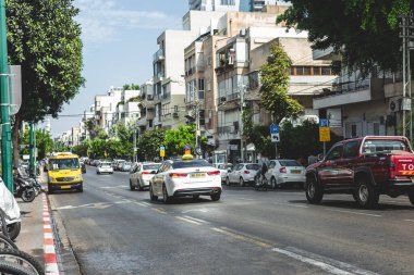 Tel Aviv / Israel-9 / 10 / 18: Tel Aviv 'deki Ben Yehuda Caddesi' nde trafik. Cadde güneydeki Allenby Caddesi ile kesişiyor ve en kuzeyde Dizegoff Caddesi ile birleşiyor.