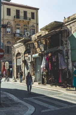 Tel Aviv / İsrail-10 / 10 / 18: Sıcak bir yaz gününde Jaffa Bit Pazarı yakınlarındaki Eski Jaffa Şehri sokaklarında yürüyen insanlar