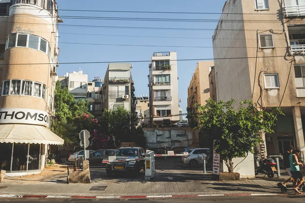 Tel Aviv / İsrail-12 / 10 / 18: 181 Hayarkon Caddesi 'ndeki iskan binasının ön cephesi, tımarhane olarak bilinir, Spiegel Park' ta görülen Tel Aviv setine bakıyor.