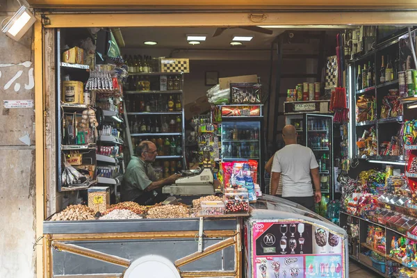 Tel Aviv / İsrail-12 / 10 / 18: 181 Hayarkon Caddesi 'ndeki iskan binasının ön cephesi, tımarhane olarak bilinir, Spiegel Park' ta görülen Tel Aviv setine bakıyor.