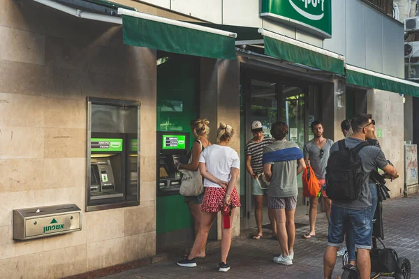 Tel Aviv / İsrail-12 / 10 / 18: 181 Hayarkon Caddesi 'ndeki iskan binasının ön cephesi, tımarhane olarak bilinir, Spiegel Park' ta görülen Tel Aviv setine bakıyor.