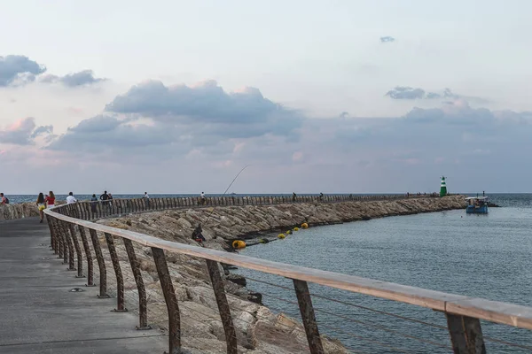 テルアビブ イスラエル 灯台のある防波堤がマリナ テルアビブを形成しています 防波堤は 天気や長い海岸のドリフトから足場を守るために建設された構造物です — ストック写真