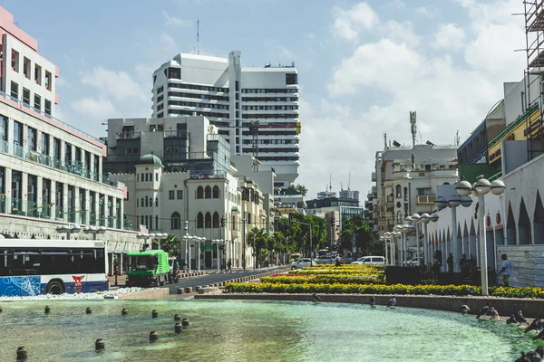 Tel Aviv / İsrail-10 / 10 / 18: Tel Aviv 'de güneşli bir günde Ha-Knesset Meydanı' ndan Ben Yehuda Caddesi 'ne doğru Allenby Caddesi